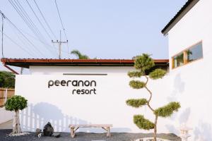 Peeranon Resort في Ban Nong Khiam: مبنى عليه لافته مكتوب عليها منتجع البقورون