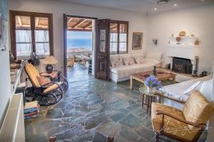 un soggiorno con un divano e un tavolo di Villa Kasteli - Secret Beauty in the Mountains a Karistos