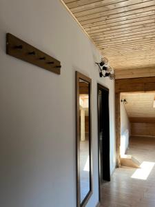 un pasillo de una casa con espejo y techo en Haus Kärnten, en Döbriach