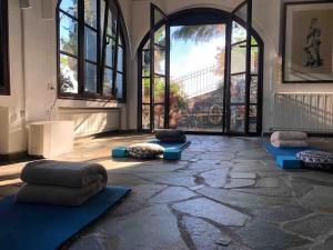 una camera con tappetini pilates sul pavimento di un edificio di Villa Kasteli - Secret Beauty in the Mountains a Karistos