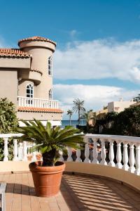 a house with a potted plant on a balcony at Experience Valencia Luxury Chalet Puig Val con piscina in Valencia