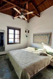 una camera da letto con un letto grande con soffitto di Villa Kasteli - Secret Beauty in the Mountains a Karistos