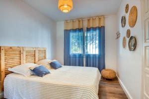 ein Schlafzimmer mit einem großen Bett mit blauen Kissen in der Unterkunft El Sueño in Pals