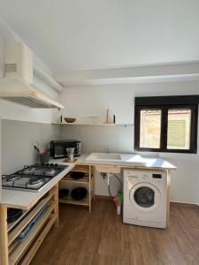 uma cozinha com um fogão e uma máquina de lavar roupa em Apartamento Irene 2 em Caravaca de la Cruz
