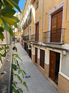 an empty alley in a city with buildings at Apartamento Irene 2 in Caravaca de la Cruz
