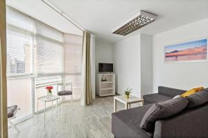 Televízia a/alebo spoločenská miestnosť v ubytovaní Apartamento luminoso cuarteles by greensol homes