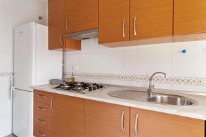 Kuchyňa alebo kuchynka v ubytovaní Apartamento luminoso cuarteles by greensol homes