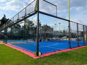einen Tennisplatz mit einem Netz darüber in der Unterkunft Le Ganze in Ceprano