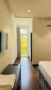 um quarto de hotel com duas camas e uma janela em Beverly Beach Mirissa em Mirissa