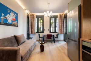 Luxury Bauhaus Athens في أثينا: غرفة معيشة مع أريكة وطاولة