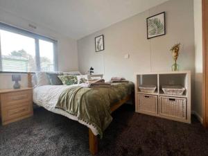 ein Schlafzimmer mit einem großen Bett und einem Fenster in der Unterkunft Riverview Caravan in Briery Yards