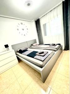 Ένα ή περισσότερα κρεβάτια σε δωμάτιο στο Apartment ZuMiFra with swimming pool, 300 m from the sea, with beautiful sandy beach La Mata +24 φωτογραφίες