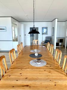 een eetkamer met een houten tafel en stoelen bij Äleklinta Gård in Äleklinta