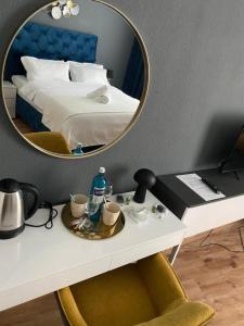 - une chambre avec un lit et un miroir sur un bureau dans l'établissement Ferienwohnung Mark, à Plauen