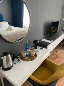 Cette chambre comprend un bureau avec un miroir et un lit. dans l'établissement Ferienwohnung Mark, à Plauen