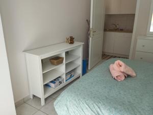 1 dormitorio con 1 cama y vestidor blanco en Όμορφο δίχωρο διαμέρισμα στο κέντρο της πόλης, en Kalamata
