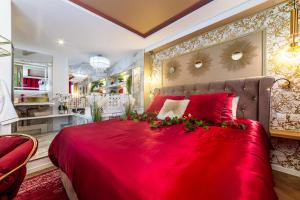 מיטה או מיטות בחדר ב-Le Rubis Love Room - Baignoire Balnéo - Proche Paris