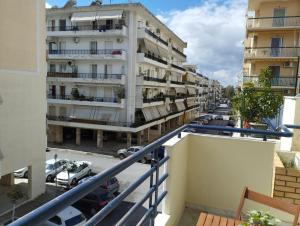 desde el balcón de un edificio en Όμορφο δίχωρο διαμέρισμα στο κέντρο της πόλης, en Kalamata