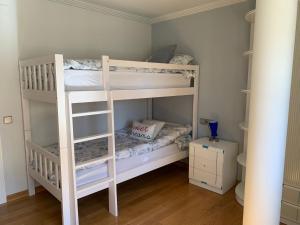 瓦伦西亚Experience Valencia Luxury Chalet Puig Val con piscina的铺有木地板的小客房内设有两张双层床。 更多18张照片