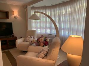 Experience Valencia Luxury Chalet Puig Val con piscina的休息区