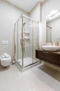 a bathroom with a shower and a toilet and a sink at Golden Terrace Delight in São Martinho do Porto