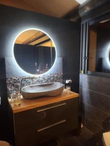 索村的住宿－Coin de paradis en Provence，一间带大浴缸和镜子的浴室
