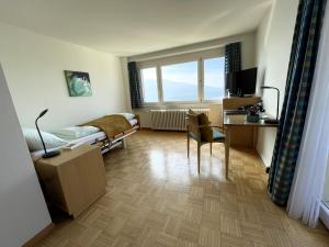 Sjónvarps- og/eða afþreyingartæki á Zentrum Elisabeth - convalescent hotel, Kurhotel