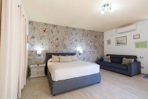 a bedroom with a bed and a couch at Il Paradiso sul Mare Apartment in Scala