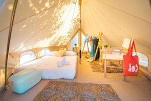 - une chambre avec un lit dans une tente dans l'établissement Kampaoh Alquézar, à Alquézar