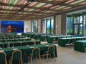 salę bankietową z zielonymi stołami i krzesłami w obiekcie Royal Garden Assago Milano w mieście Assago +37 zdjęć