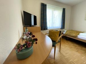 Sjónvarps- og/eða afþreyingartæki á Zentrum Elisabeth - convalescent hotel, Kurhotel