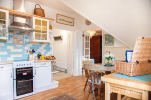 uma cozinha com uma mesa e uma sala de jantar em Lovely 1bed Suite close to Beach and with Parking - Sky View Suite em Bournemouth
