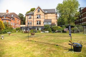 a yard with a net in front of a house at Lovely 1bed Suite close to Beach and with Parking - Sky View Suite in Bournemouth