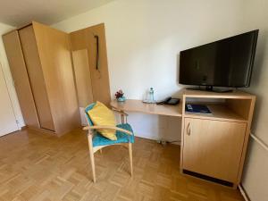 Sjónvarps- og/eða afþreyingartæki á Zentrum Elisabeth - convalescent hotel, Kurhotel