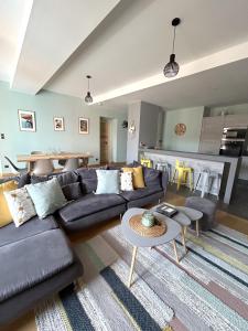 a living room with a couch and a table at L'équinoxe in Collioure