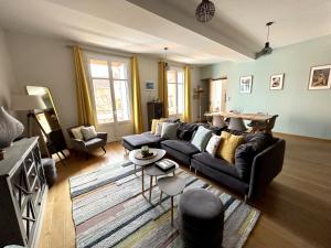 a living room with a couch and a table at L'équinoxe in Collioure