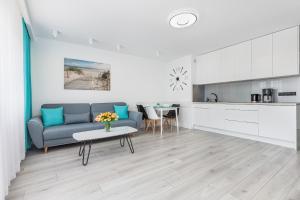 sala de estar con sofá y mesa en Modern Apartaments Armii Krajowej in Świnoujście by Rent like home, en Świnoujście