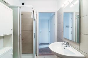 La salle de bains est pourvue d'un lavabo et d'un miroir. dans l'établissement My home at the Como Lake - private parking, à Côme