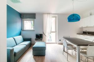 - un salon avec un canapé bleu et une table dans l'établissement My home at the Como Lake - private parking, à Côme