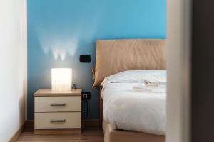 - une chambre avec un lit et une table de chevet avec une lampe dans l'établissement My home at the Como Lake - private parking, à Côme