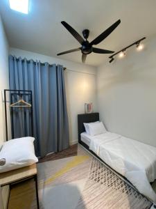 a bedroom with a bed and a ceiling fan at riverviewhomestaymelaka in Malacca