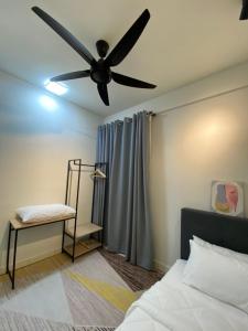 a bedroom with a ceiling fan and a bed at riverviewhomestaymelaka in Malacca