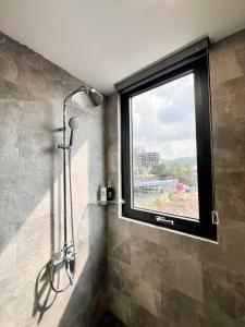 um chuveiro na casa de banho com uma janela em Le Anh Hotel em Duong Dong