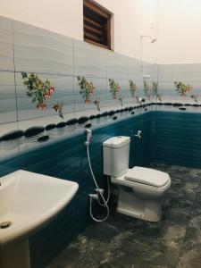 Ett badrum på Baywatch Arugambay