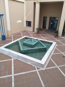 una fuente en medio de un edificio en Estudio Fibes-Palacio, en Sevilla
