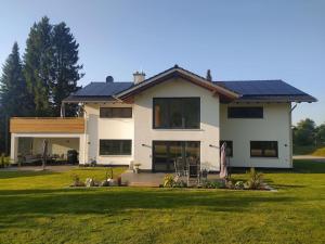 una casa con paneles solares encima en Allgäu Loft Bergzeit, en Halblech