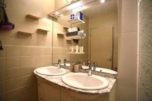 a bathroom with two sinks and a large mirror at Leuven Centrum Comfort in Leuven