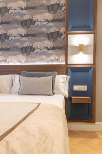 BiBo Suites Palacio de Portago客房内的一张或多张床位