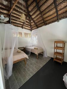 um quarto com duas camas e uma escada em Mango Beach Resort em Praia do Tofo
