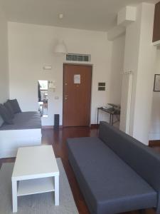 Casa Sofì في Zagarolo: غرفة معيشة مع أريكة وطاولة
